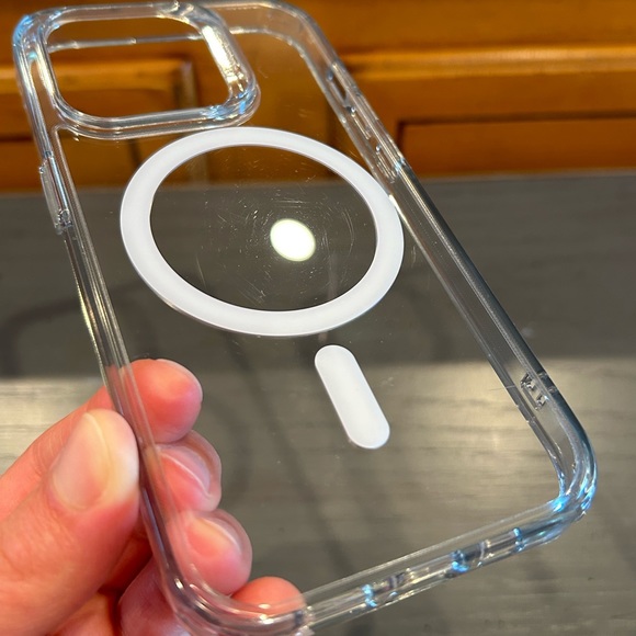 ESR Clear iPhone 14 Pro Case - Compatible with MagSafe - Picture 9 of 15